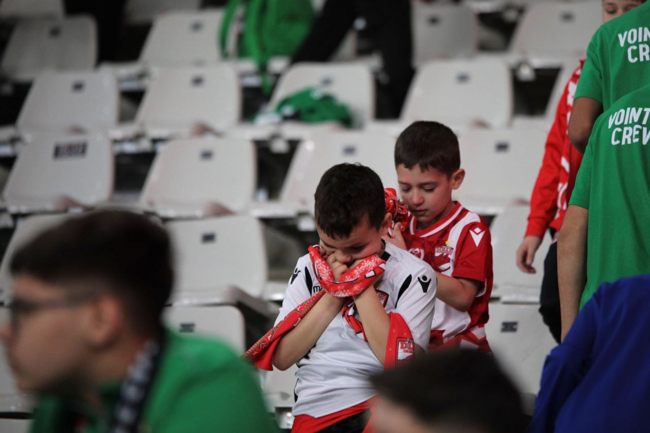 Arbitrul Feșnic i-a scos din minți chiar și pe copii! Ce gest obscen i-au arătat c&acirc;țiva micuți spectatori la finalul meciului