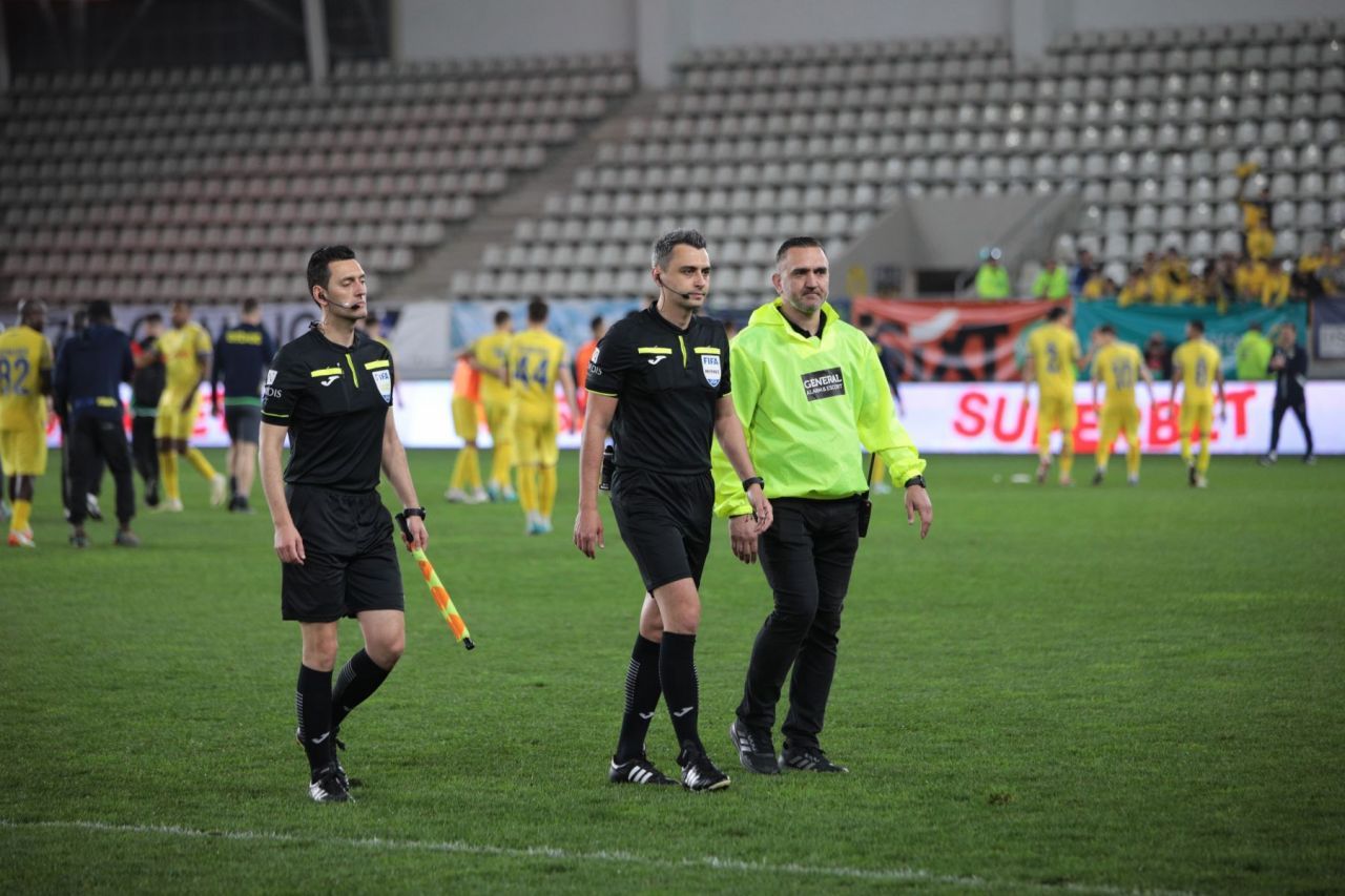 Arbitrul Feșnic i-a scos din minți chiar și pe copii! Ce gest obscen i-au arătat câțiva micuți spectatori la finalul meciului_22