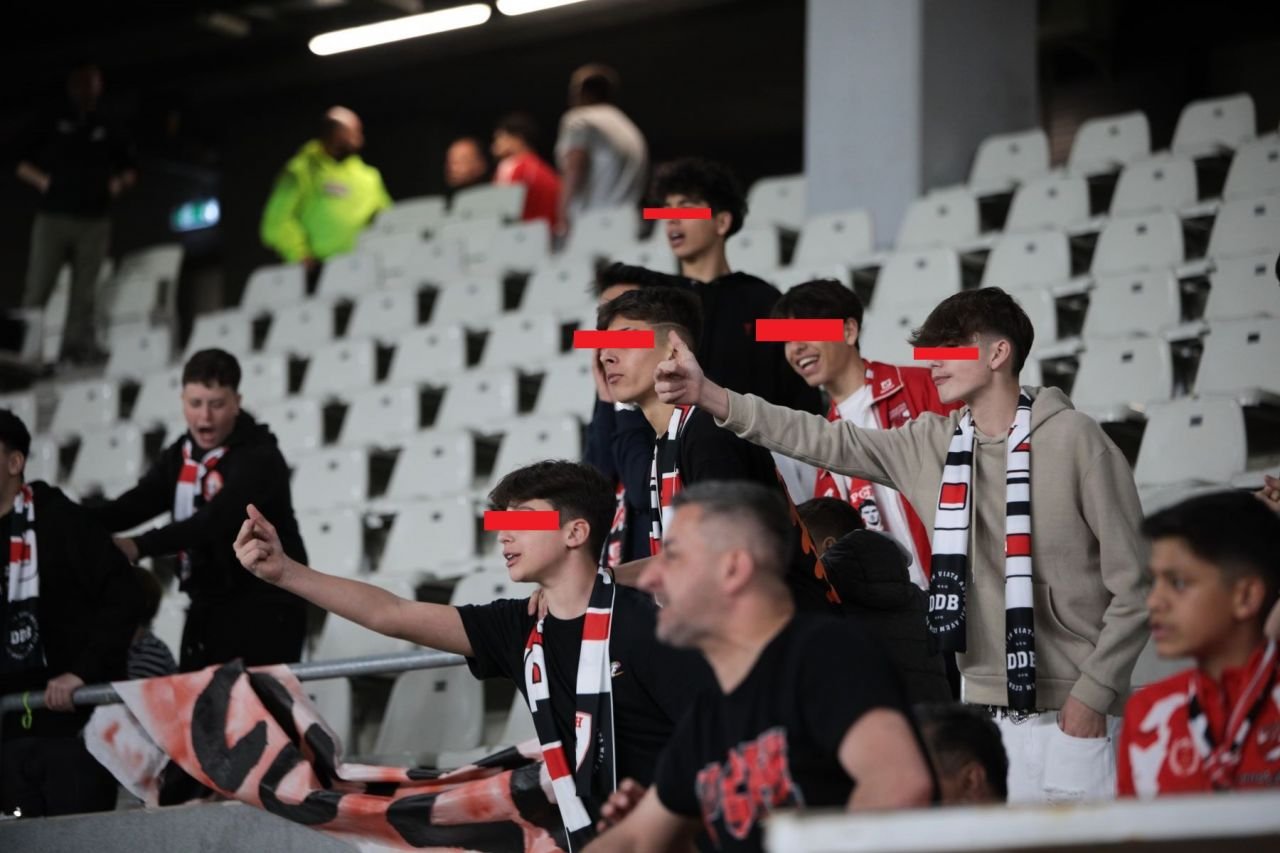 Arbitrul Feșnic i-a scos din minți chiar și pe copii! Ce gest obscen i-au arătat câțiva micuți spectatori la finalul meciului_23