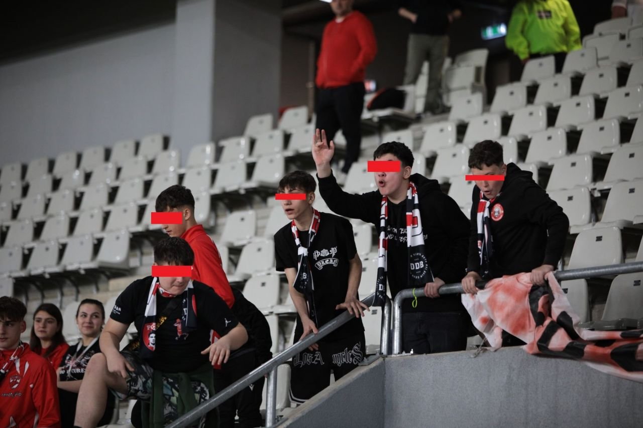Arbitrul Feșnic i-a scos din minți chiar și pe copii! Ce gest obscen i-au arătat câțiva micuți spectatori la finalul meciului_24