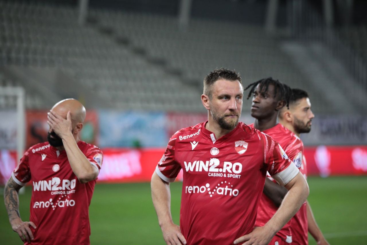 Fețele dezamăgirii. Cum au fost fotografiați dinamoviștii la finalul meciului cu Petrolul_10