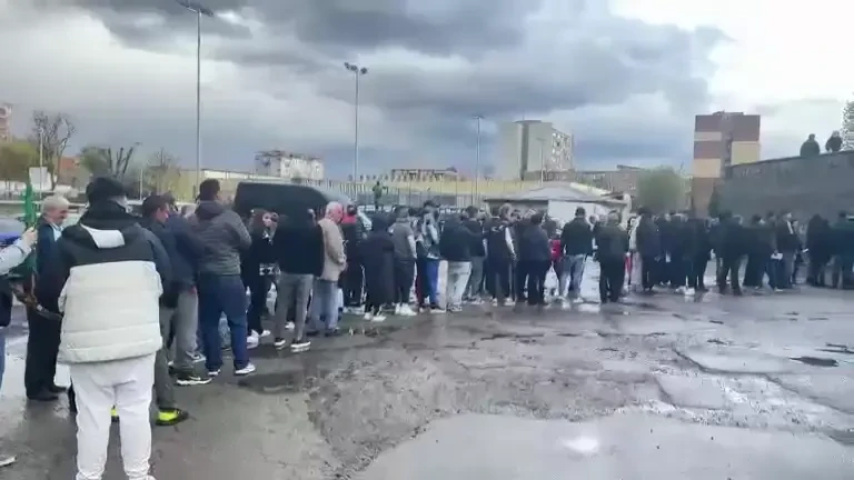 Coadă kilometrică la casa de bilete, cu o oră &icirc;nainte de startul meciului Corvinul - CFR Cluj