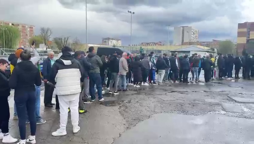 Coadă kilometrică la casa de bilete, cu o oră &icirc;nainte de startul meciului Corvinul - CFR Cluj