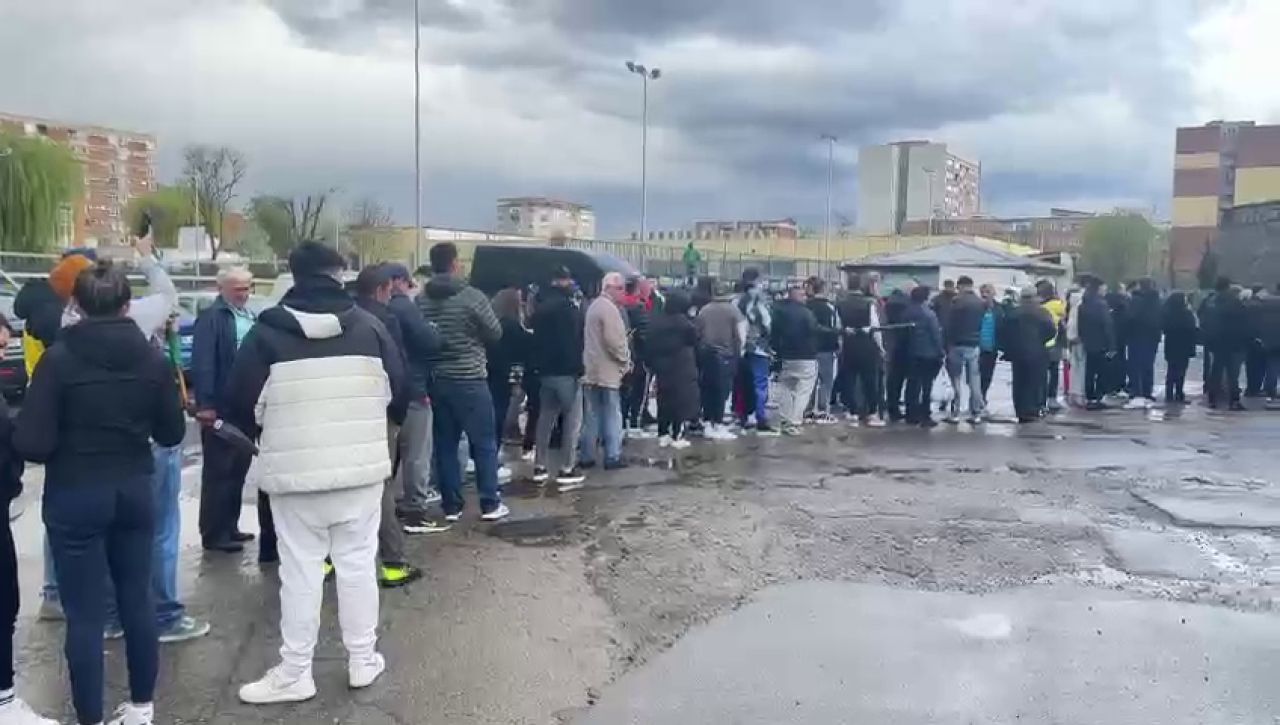 Coadă kilometrică la casa de bilete, cu o oră înainte de startul meciului Corvinul - CFR Cluj_2