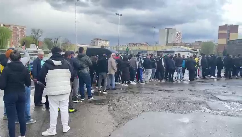 Coadă kilometrică la casa de bilete, cu o oră înainte de startul meciului Corvinul - CFR Cluj_3