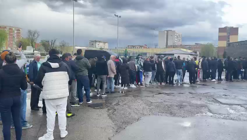Coadă kilometrică la casa de bilete, cu o oră înainte de startul meciului Corvinul - CFR Cluj_4