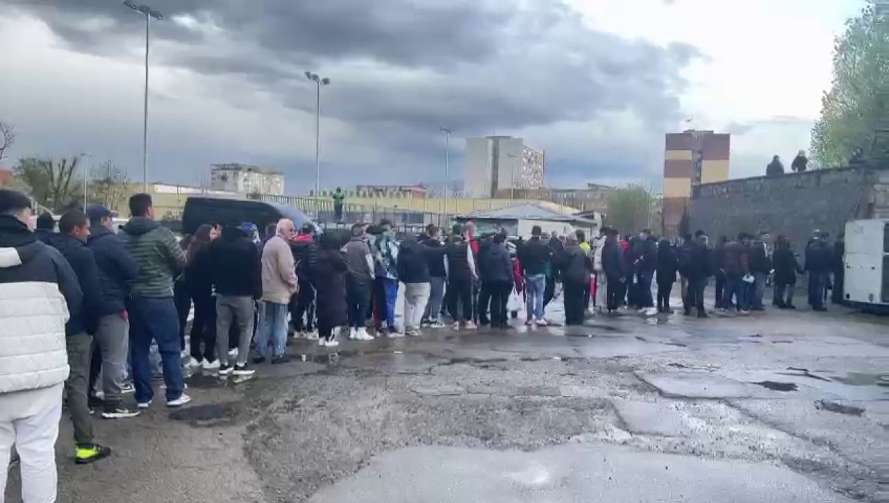 Coadă kilometrică la casa de bilete, cu o oră înainte de startul meciului Corvinul - CFR Cluj_8