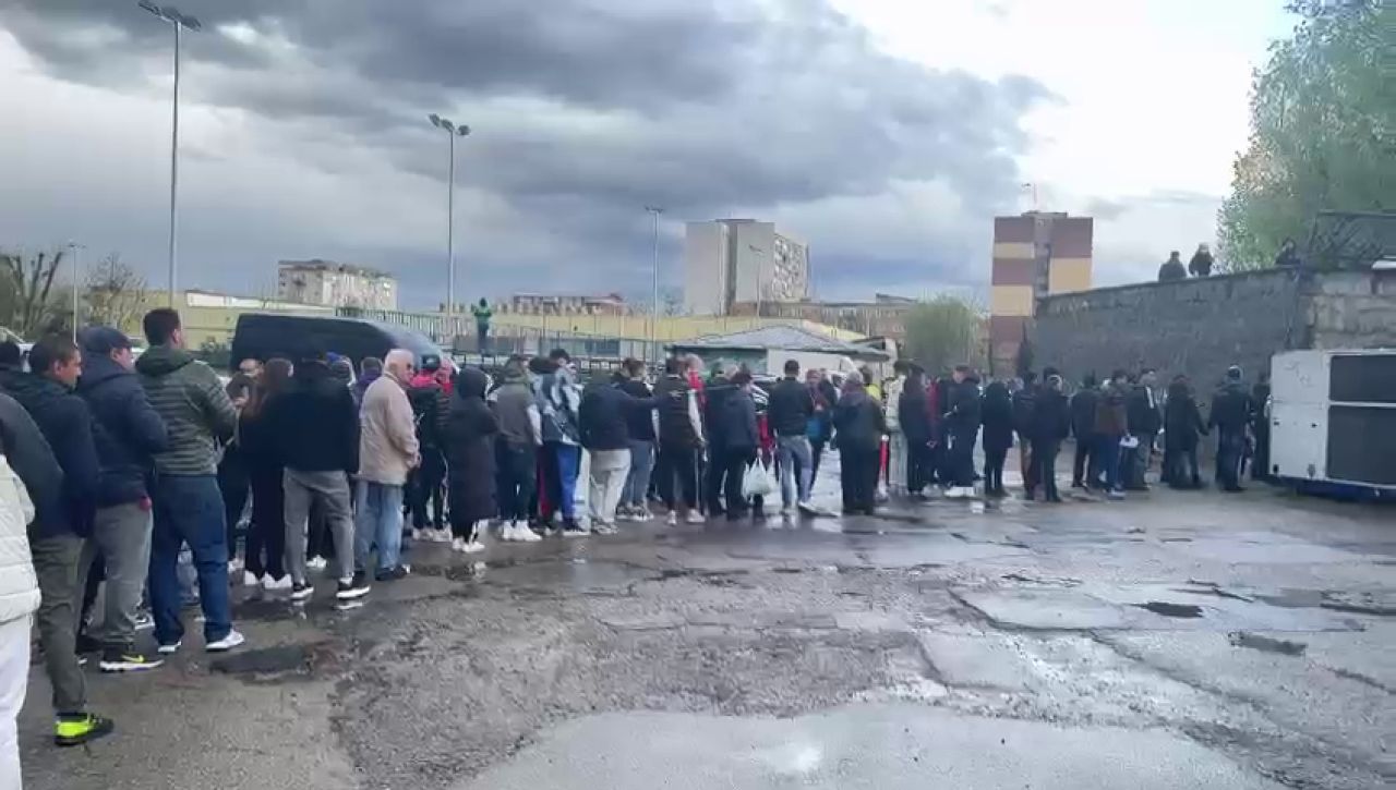 Coadă kilometrică la casa de bilete, cu o oră înainte de startul meciului Corvinul - CFR Cluj_11