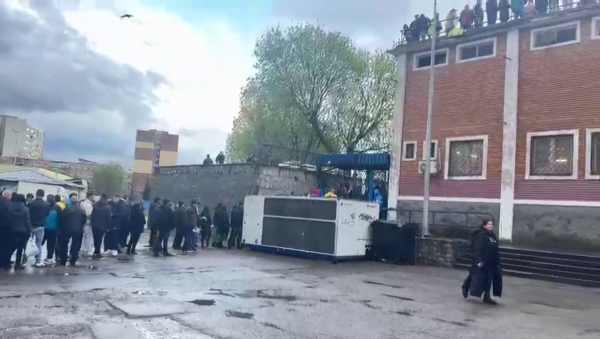 Coadă kilometrică la casa de bilete, cu o oră înainte de startul meciului Corvinul - CFR Cluj_12