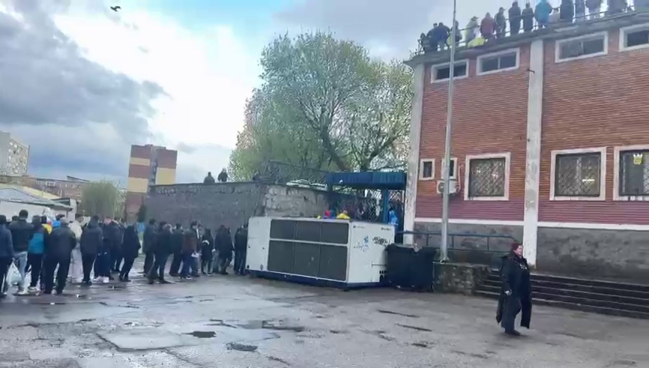Coadă kilometrică la casa de bilete, cu o oră înainte de startul meciului Corvinul - CFR Cluj_13
