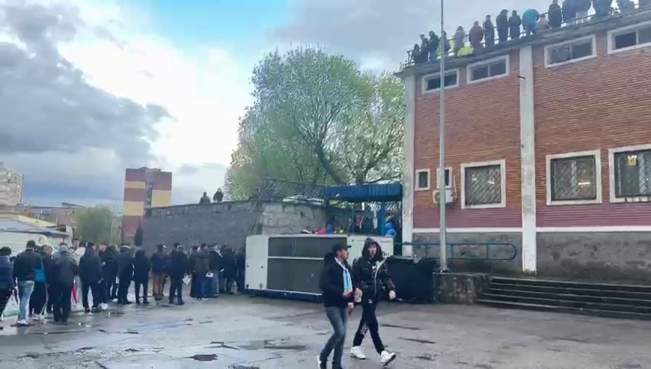 Coadă kilometrică la casa de bilete, cu o oră înainte de startul meciului Corvinul - CFR Cluj_18