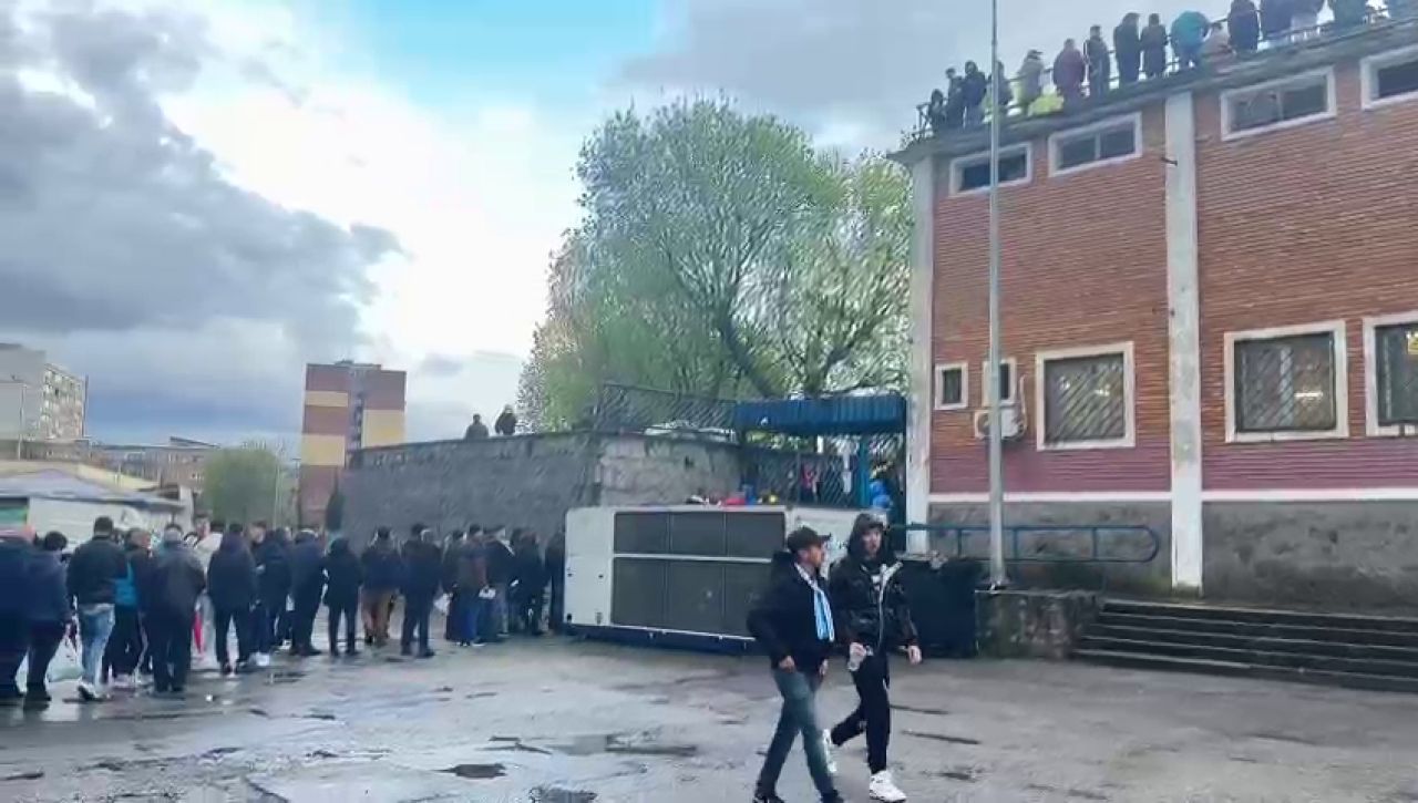 Coadă kilometrică la casa de bilete, cu o oră înainte de startul meciului Corvinul - CFR Cluj_19