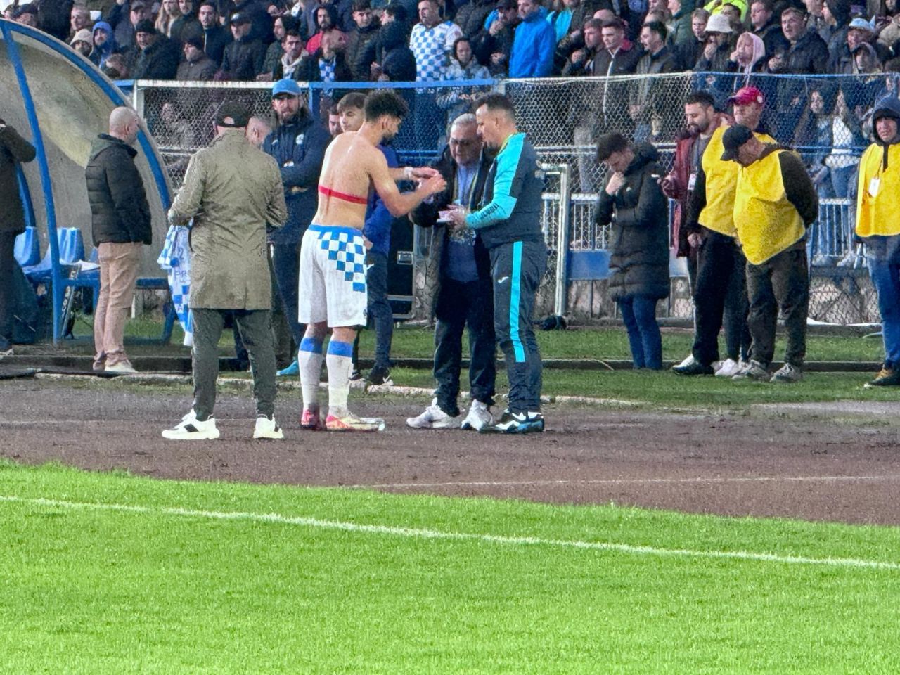 Probleme la CFR Cluj! Și-a umplut de sânge un adversar și va rata derby-urile cu FCSB și Rapid_9