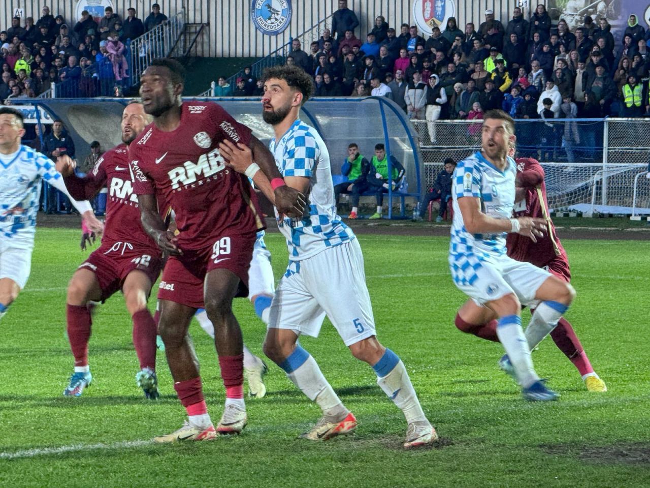 Probleme la CFR Cluj! Și-a umplut de sânge un adversar și va rata derby-urile cu FCSB și Rapid_1