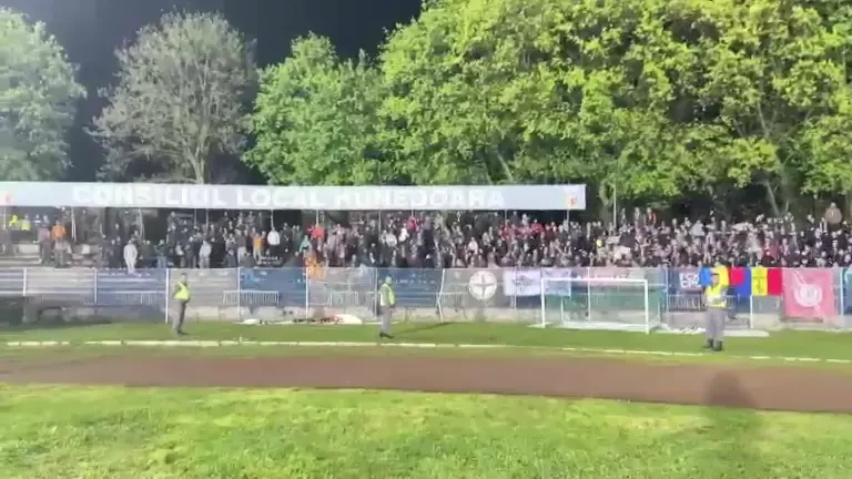 Fanii lui CFR Cluj cer demisia lui Adrian Mutu la meciul cu Corvinul Hunedoara