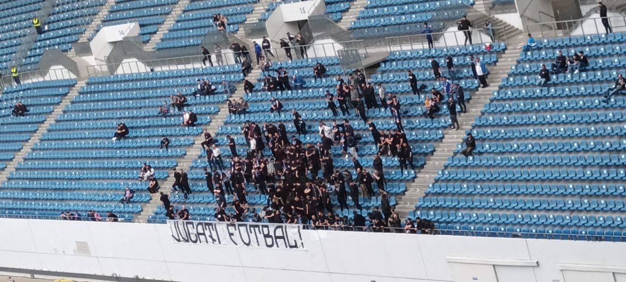 Banner cu venin afișat de fanii lui FCU Craiova la meciul din Cupa României_3