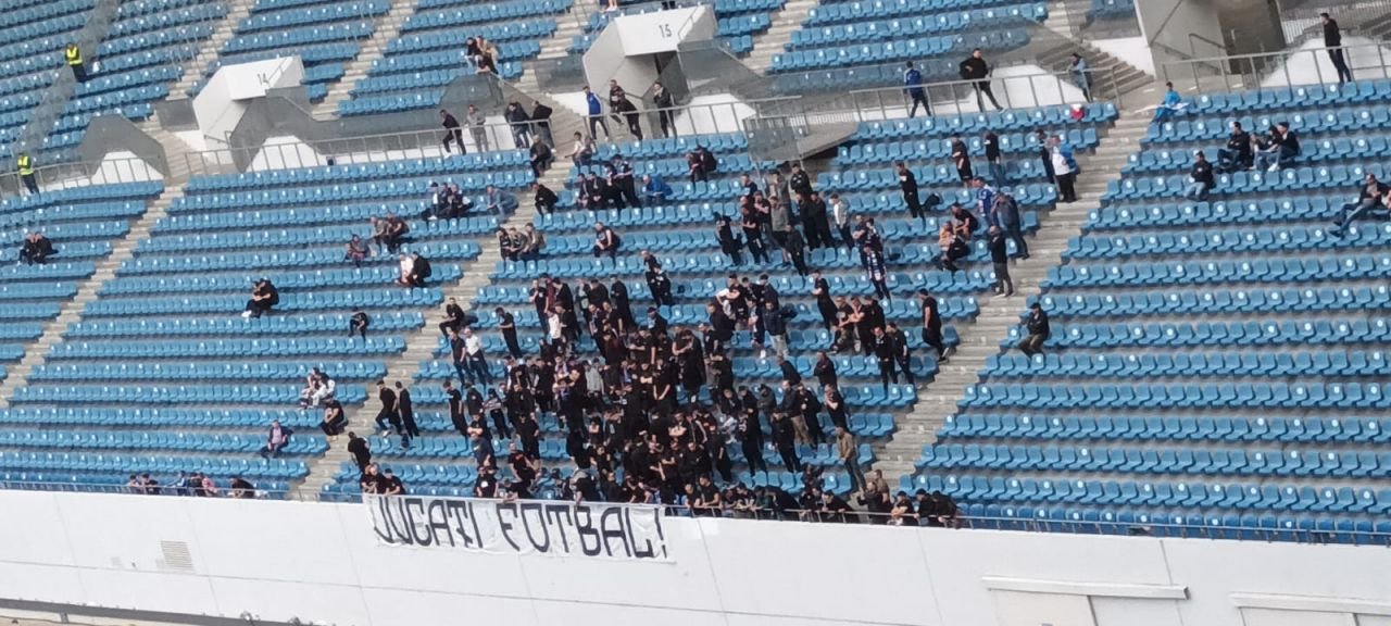 Banner cu venin afișat de fanii lui FCU Craiova la meciul din Cupa României_4