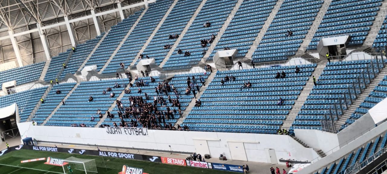 Banner cu venin afișat de fanii lui FCU Craiova la meciul din Cupa României_5
