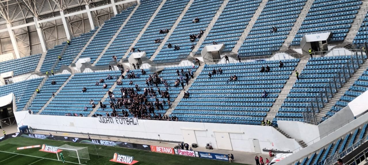 Banner cu venin afișat de fanii lui FCU Craiova la meciul din Cupa României_6