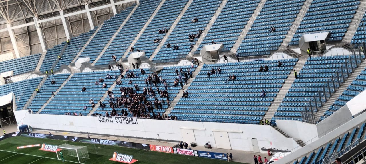 Banner cu venin afișat de fanii lui FCU Craiova la meciul din Cupa României_6