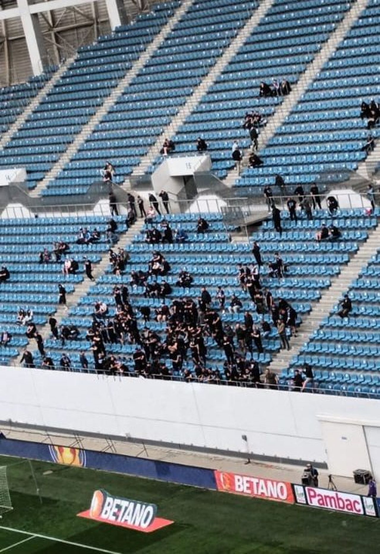 Banner cu venin afișat de fanii lui FCU Craiova la meciul din Cupa României_7