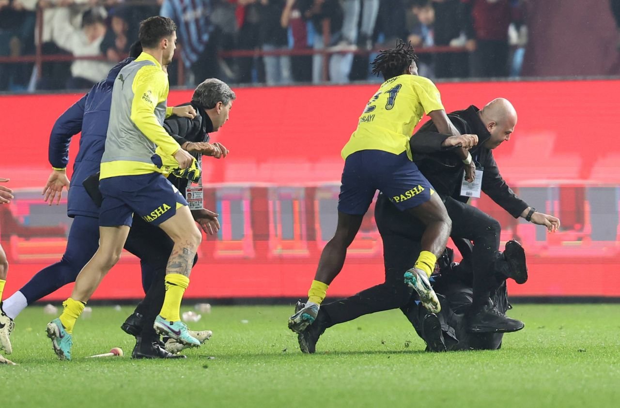 Mai rău ca la Dinamo! Ce sancțiuni a primit Trabzonspor, după incidentul din meciul cu Fenerbahce_2