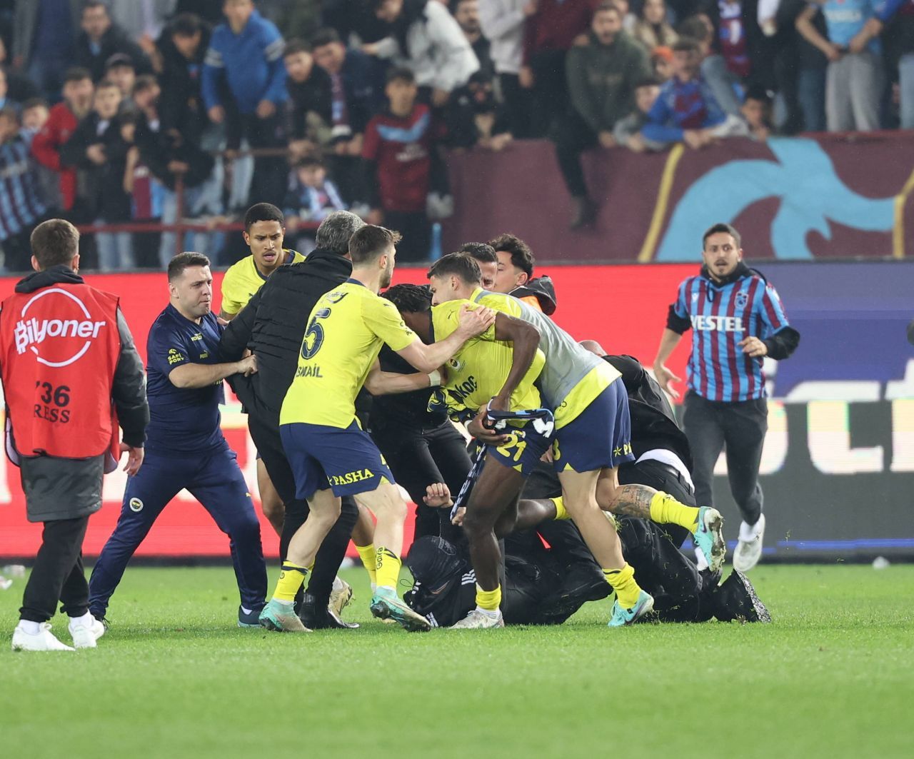 Mai rău ca la Dinamo! Ce sancțiuni a primit Trabzonspor, după incidentul din meciul cu Fenerbahce_1