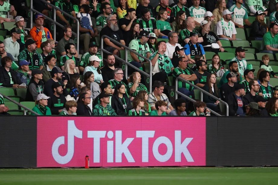 Barcelona, &icirc;n război cu TikTokerii care hărțuiesc jucătorii! Catalanii au apelat la polițiști pentru a-i ține departe de stadion