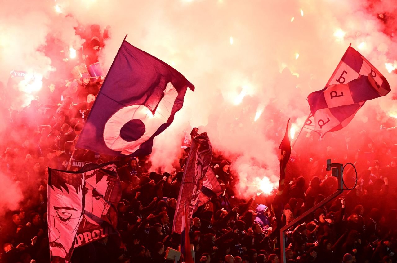 A fost dezastru la Hajduk Split - Dinamo Zagreb! Polițiști răniți, incendii și zeci de suporteri din 'Torcida' și 'Bad Blue Boys' arestați_5