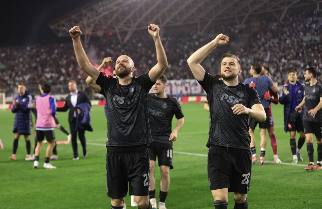 A fost dezastru la Hajduk Split - Dinamo Zagreb! Polițiști răniți, incendii și zeci de suporteri din 'Torcida' și 'Bad Blue Boys' arestați_13