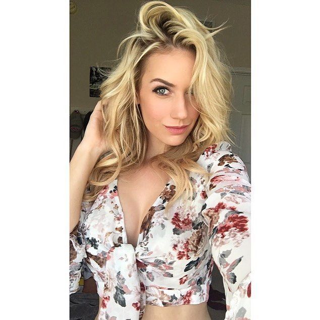 'Cea mai sexy femeie din lume' s-a dezbrăcat în fața camerei și a postat clipul pe internet: