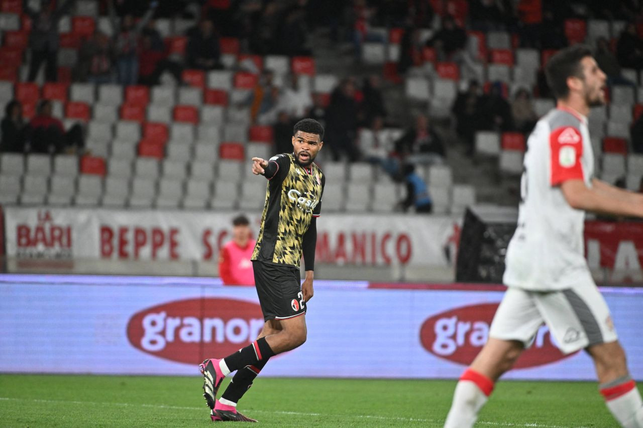 Care George Pușcaș? Gol din voleu al lui Malcom Edjouma pentru Bari, &icirc;n timp ce atacantul rom&acirc;n a rămas pe banca de rezerve