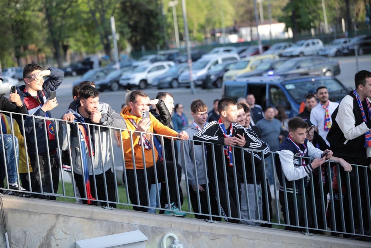 Primire ”de gală” pentru FCSB înainte de meciul cu Universitatea Craiova! Jucătorul care a fost ovaționat puternic_6