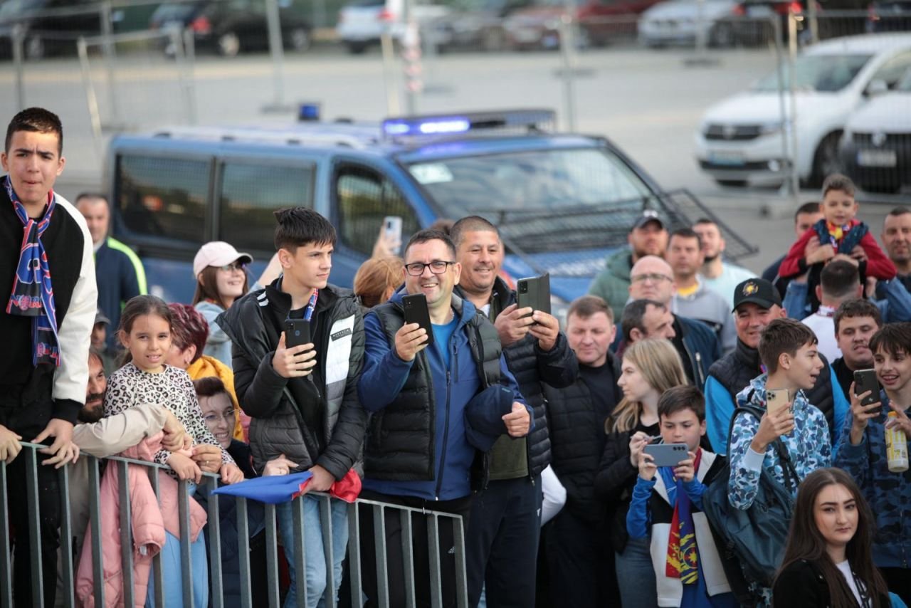 Primire ”de gală” pentru FCSB înainte de meciul cu Universitatea Craiova! Jucătorul care a fost ovaționat puternic_8