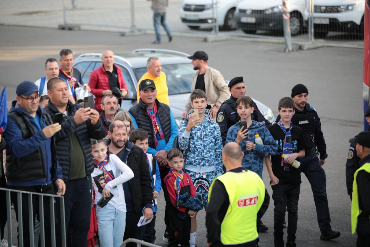 Primire ”de gală” pentru FCSB înainte de meciul cu Universitatea Craiova! Jucătorul care a fost ovaționat puternic_18