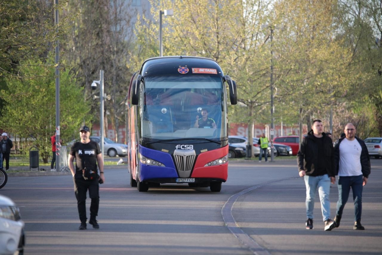 Primire ”de gală” pentru FCSB înainte de meciul cu Universitatea Craiova! Jucătorul care a fost ovaționat puternic_19