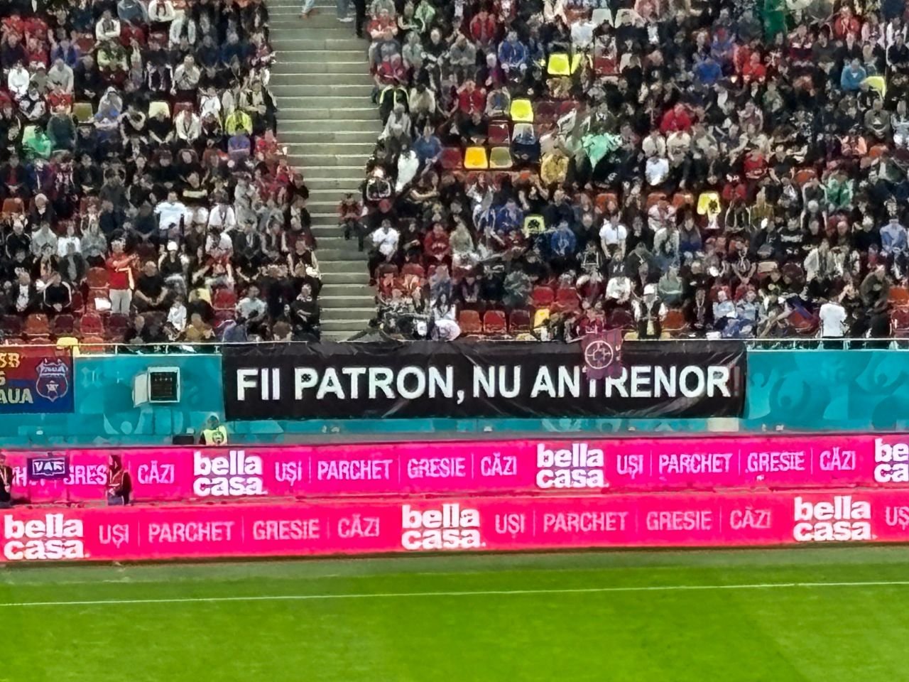 A revenit banner-ul pentru Gigi Becali! Mesajul afișat pe Arena Națională la FCSB - Universitatea Craiova_9