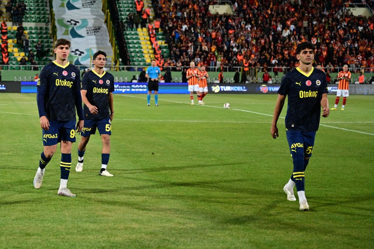 Haos &icirc;n Supercupa Turciei: Fenerbahce a trimis echipa U19 și a ieșit de pe teren după două minute! &bdquo;Apărăm adevărul!&rdquo;