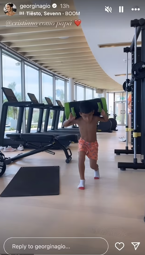 "La fel ca tatăl lor". Gemenii lui Cristiano Ronaldo, surprinși în sala de forță. Imagini cu Eva și Mateo