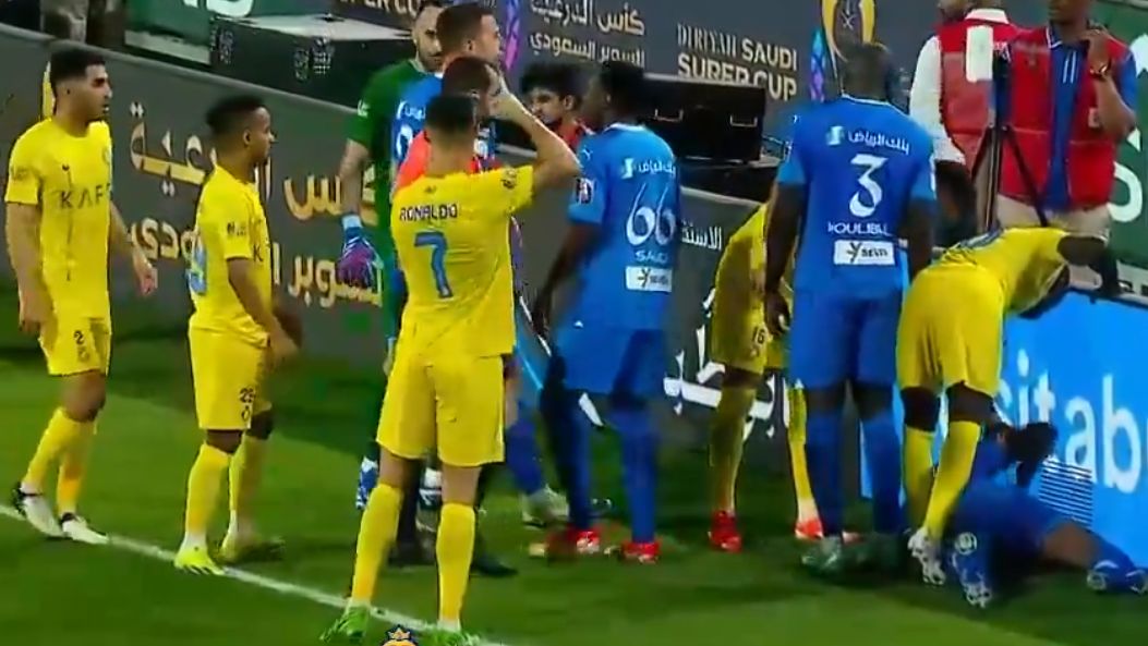 Cristiano Ronaldo a văzut „roșu” direct și a vrut să-l lovească pe arbitru: imaginile care au tulburat întreaga lume_2
