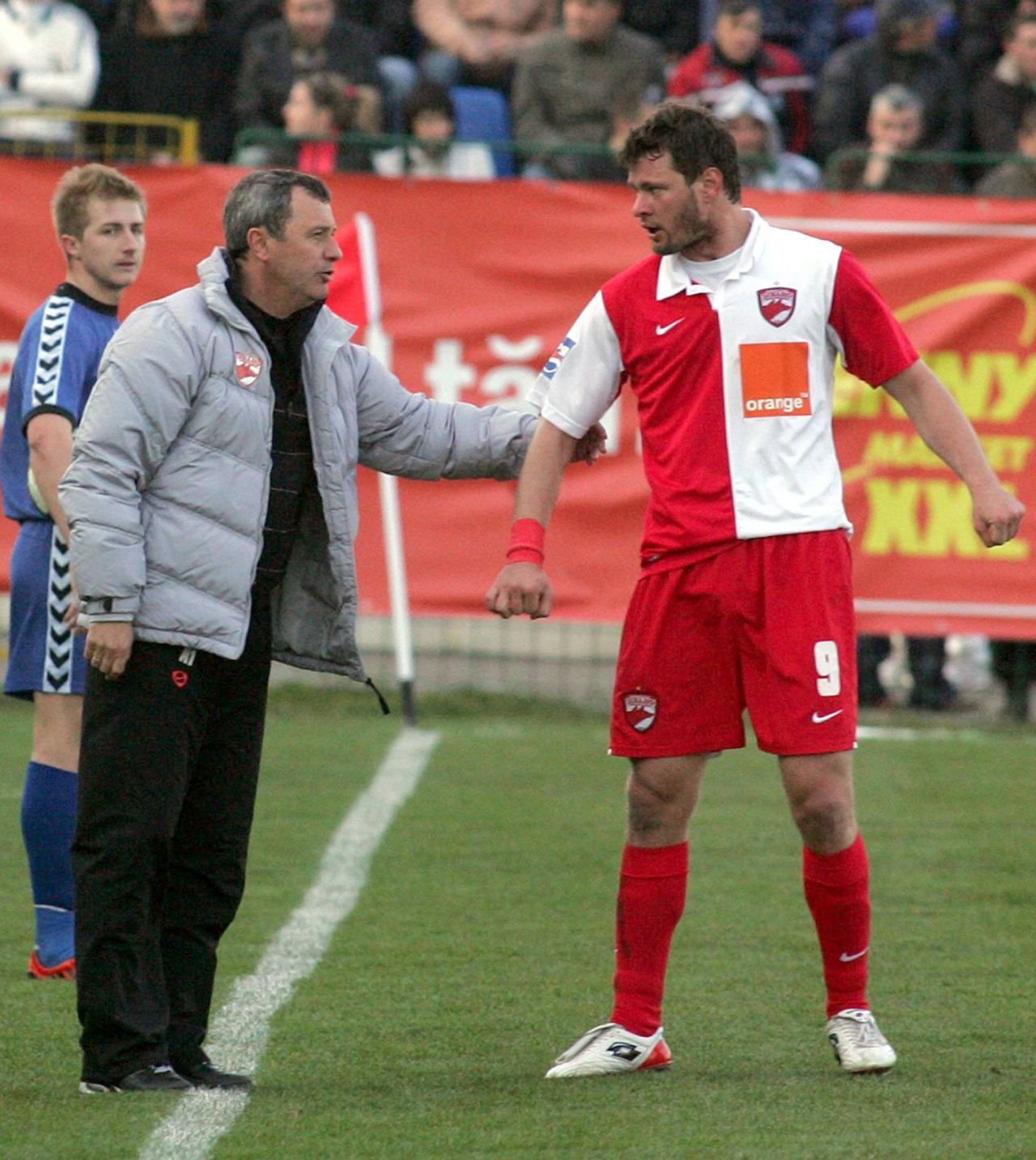 Mesajul superb al lui Dinamo de ziua lui Mircea Rednic, simbolul ”alb-roșu” devenit acum adversar al ”câinilor”_3