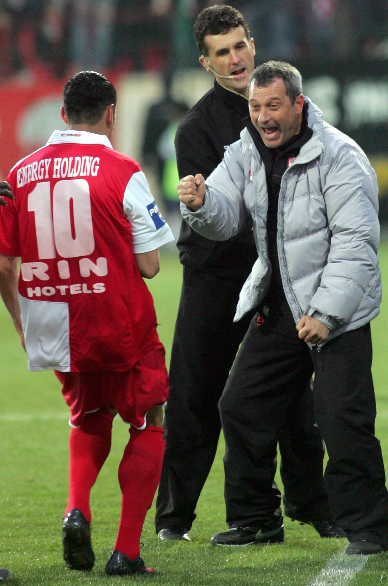 Mesajul superb al lui Dinamo de ziua lui Mircea Rednic, simbolul ”alb-roșu” devenit acum adversar al ”câinilor”_4