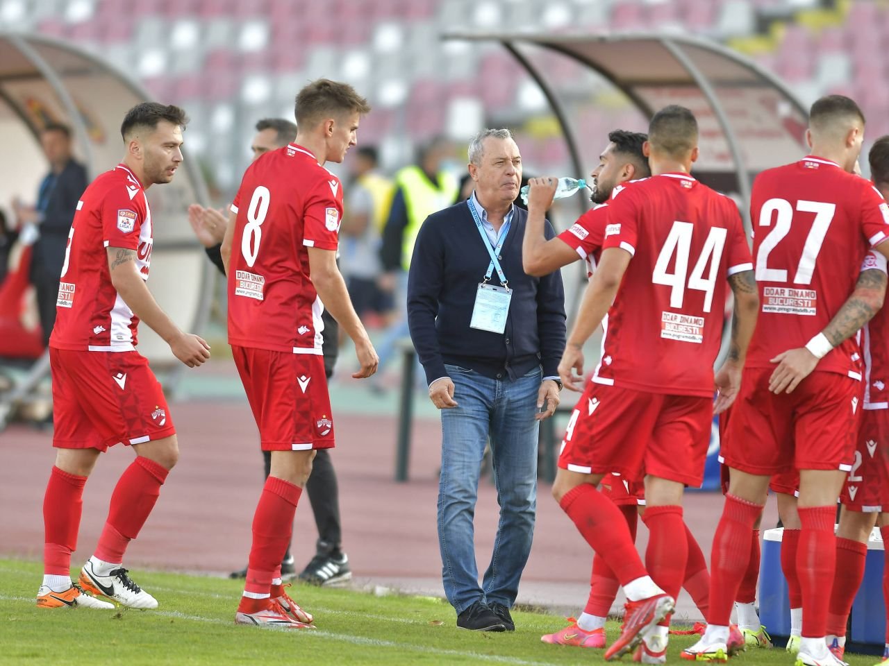 Mesajul superb al lui Dinamo de ziua lui Mircea Rednic, simbolul ”alb-roșu” devenit acum adversar al ”câinilor”_9