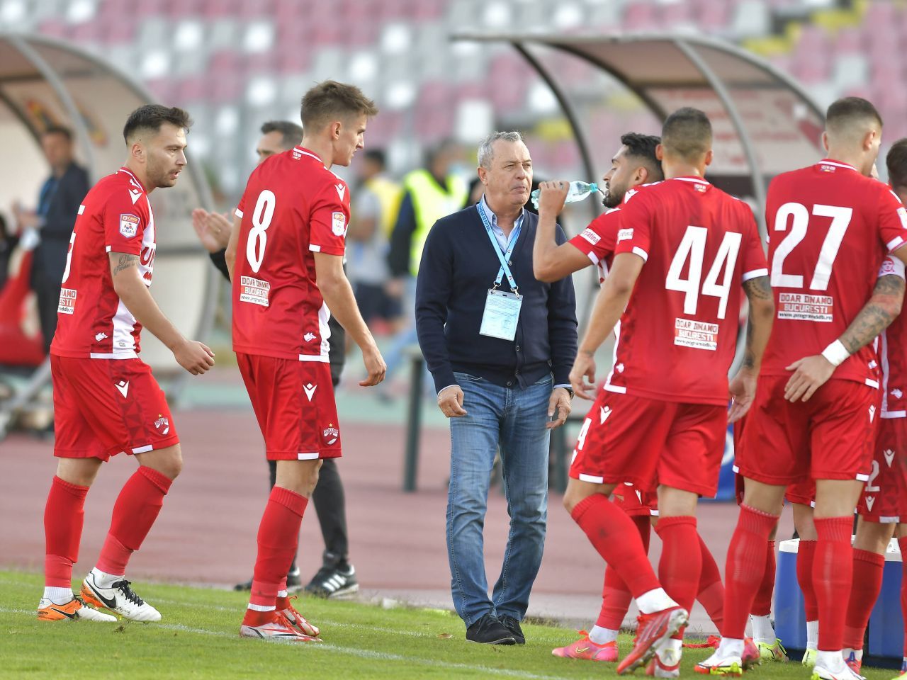 Mesajul superb al lui Dinamo de ziua lui Mircea Rednic, simbolul ”alb-roșu” devenit acum adversar al ”câinilor”_9