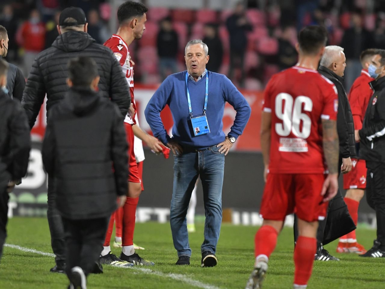 Mesajul superb al lui Dinamo de ziua lui Mircea Rednic, simbolul ”alb-roșu” devenit acum adversar al ”câinilor”_10