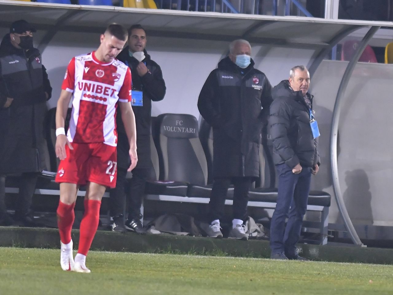 Mesajul superb al lui Dinamo de ziua lui Mircea Rednic, simbolul ”alb-roșu” devenit acum adversar al ”câinilor”_11