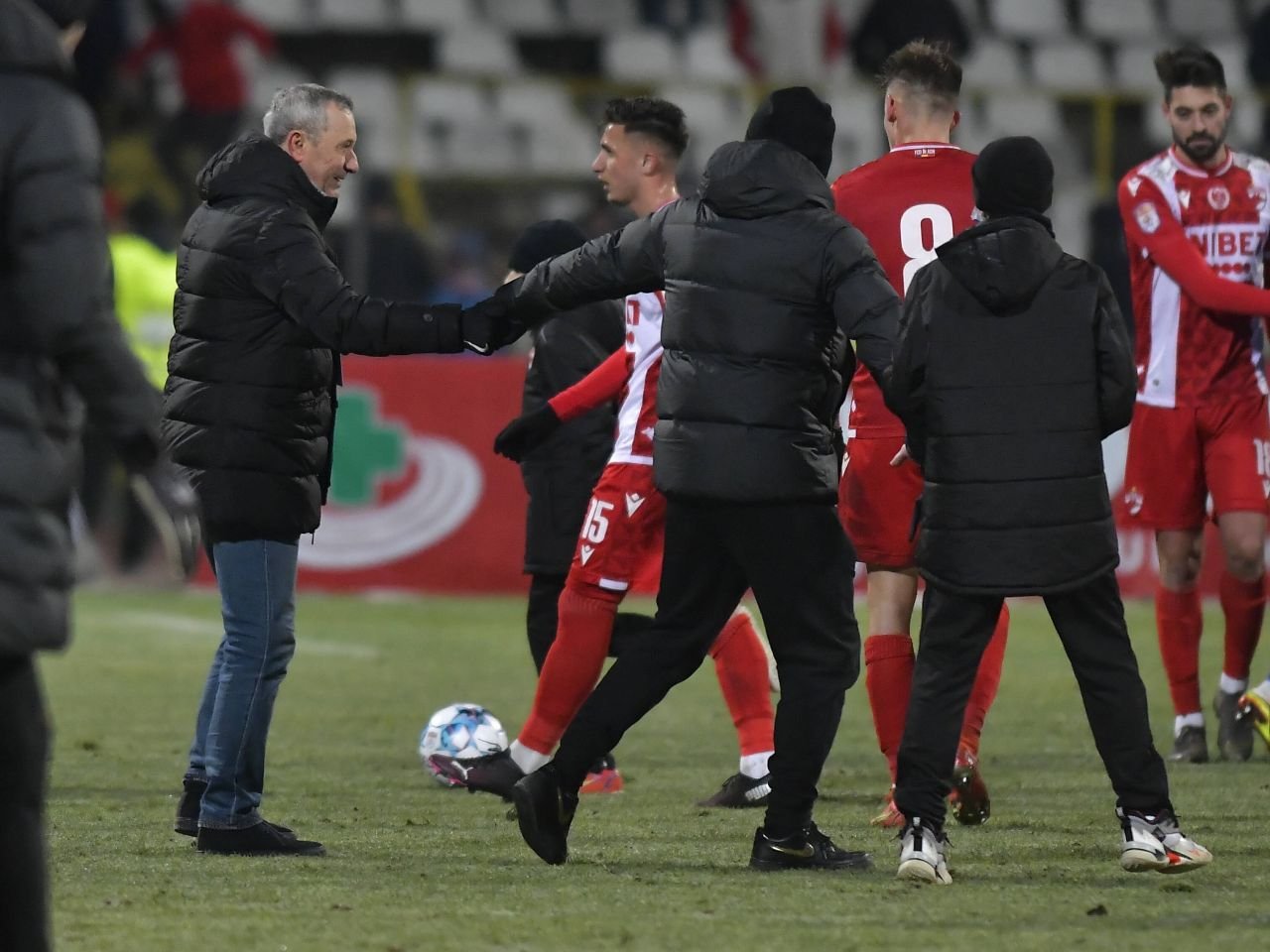 Mesajul superb al lui Dinamo de ziua lui Mircea Rednic, simbolul ”alb-roșu” devenit acum adversar al ”câinilor”_16