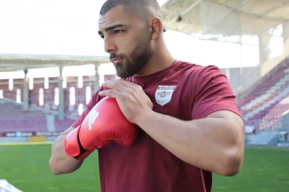 E campion la box și s-a antrenat la clubului de MMA al lui McGregor.