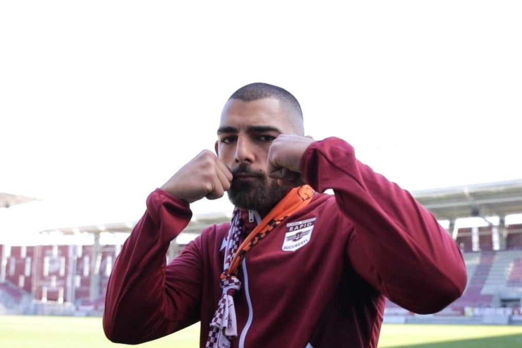 E campion la box și s-a antrenat la clubului de MMA al lui McGregor.