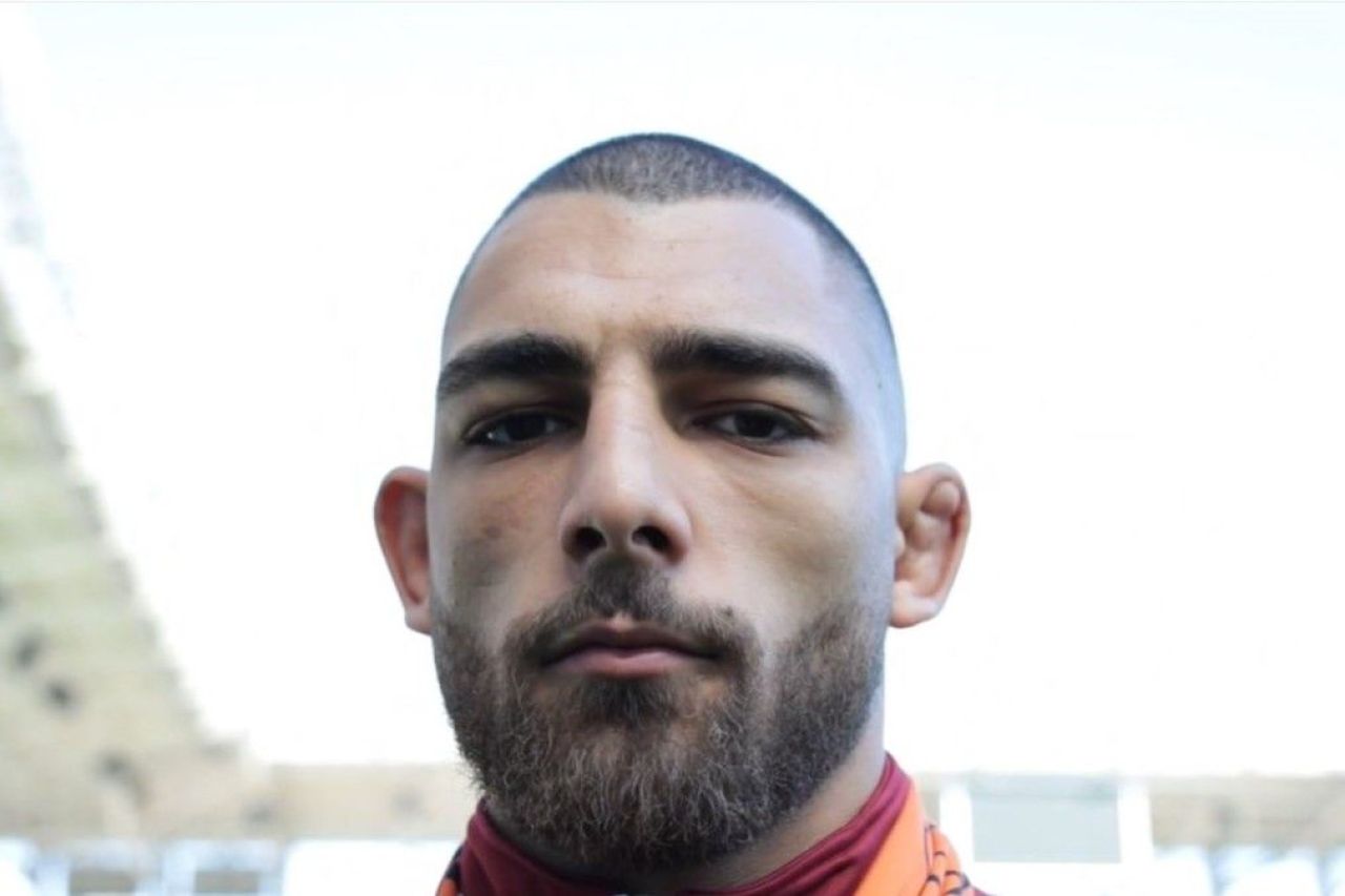 E campion la box și s-a antrenat la clubului de MMA al lui McGregor.